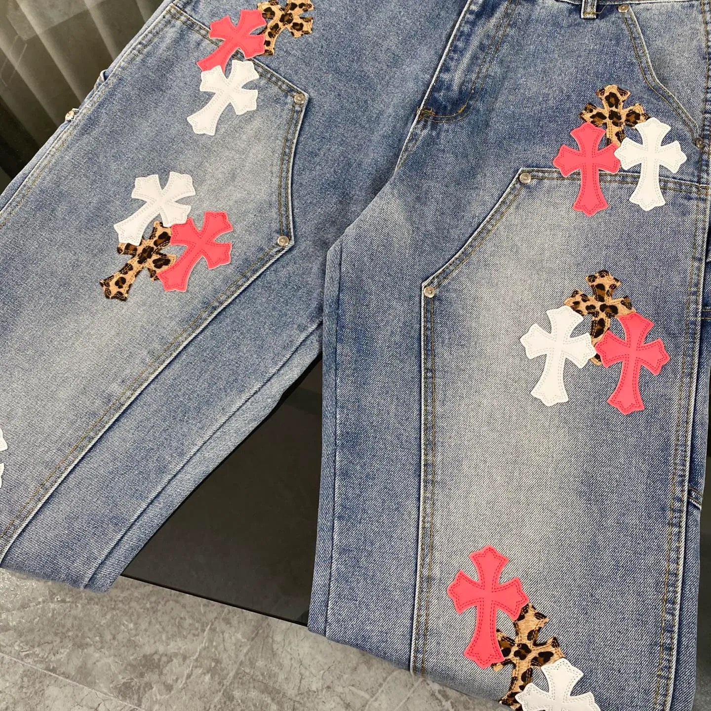 P270 CH Chromehearts Malaysia-limited leopard print cross patchwork leather workwear jeans and logging pants. The counter price is 34W level. The patchwork cross pattern is embellished and the jeans are washed! ! An absolutely high-end luxury product, a 1.9W-level god-level single product, a super popular product, made by top heavy industry, a magic weapon that cannot be missed! [About Zangyin] This is an extremely luxurious fashion brand that can also be called the aristocracy of the high street. It has always been an exclusive brand for some hipsters or rich second generations. Compared with ordinary high streets, it is more luxurious and noble. Compared with luxury brands, it is more fashionable and individual. It has always been a brand that I have a special liking for. [Top heavy industry fashion design] Consistently high-street luxury style. Speaking of this style, the Zangyin family and GU family are definitely the leading representative brands. Especially the Zangyin family has really achieved a state-of-the-art effect in creating high-street style. The unique washed material is used to create this style. The color system is already quite eye-catching. After it is decorated with patchwork cross flowers, it cleverly highlights the charm of the brand. Secondly, this style uses classic The high-waist cutting design highlights the long legs and fashionable temperament of the upper body. The brand is highly recognizable and the slim fit configuration is more suitable for daily wear. It is a product that interprets personality, fashion, and specifications at a glance. This single product is enough to make any fan excited. It can be a white T-shirt for a youthful college style, or a tight suspender for a royal style. It has strong matching ability and can be easily controlled by men.  [Materials and craftsmanship] Needless to say, this point goes without saying. As an excellent craftsman brand, Zangyin’s requirements for details and craftsmanship are really perfect. The washed color of this model has gone through so many processes, not to mention the embellishment of denim appliques. It is also purely hand-made and sewn. Just like what they believe in, only hand-made things have soul and have the meaning of wear. A top-notch heavy-duty fashionable denim item, I look forward to your perfect interpretation! !  Color: blue Size: 28-36